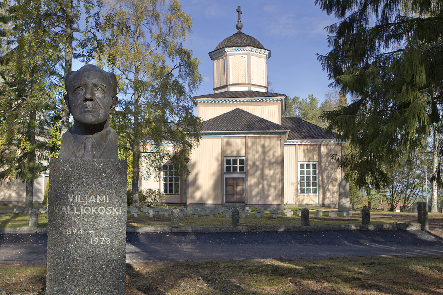 Halsuan kirkko ja Kalliokosken muistomerkki.