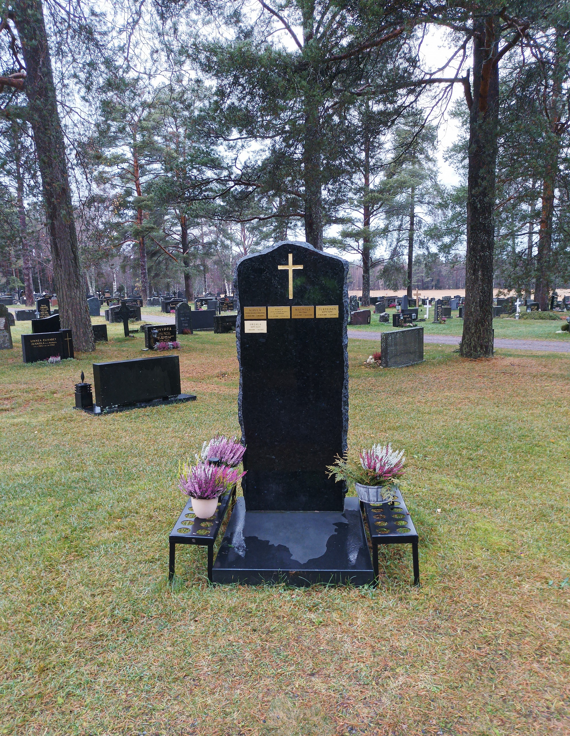 Lohtajan hautausmaan yhteismuistomerkin pohjakivessä on entisen Lohtajan kunnan merivesirajan kuvio. 