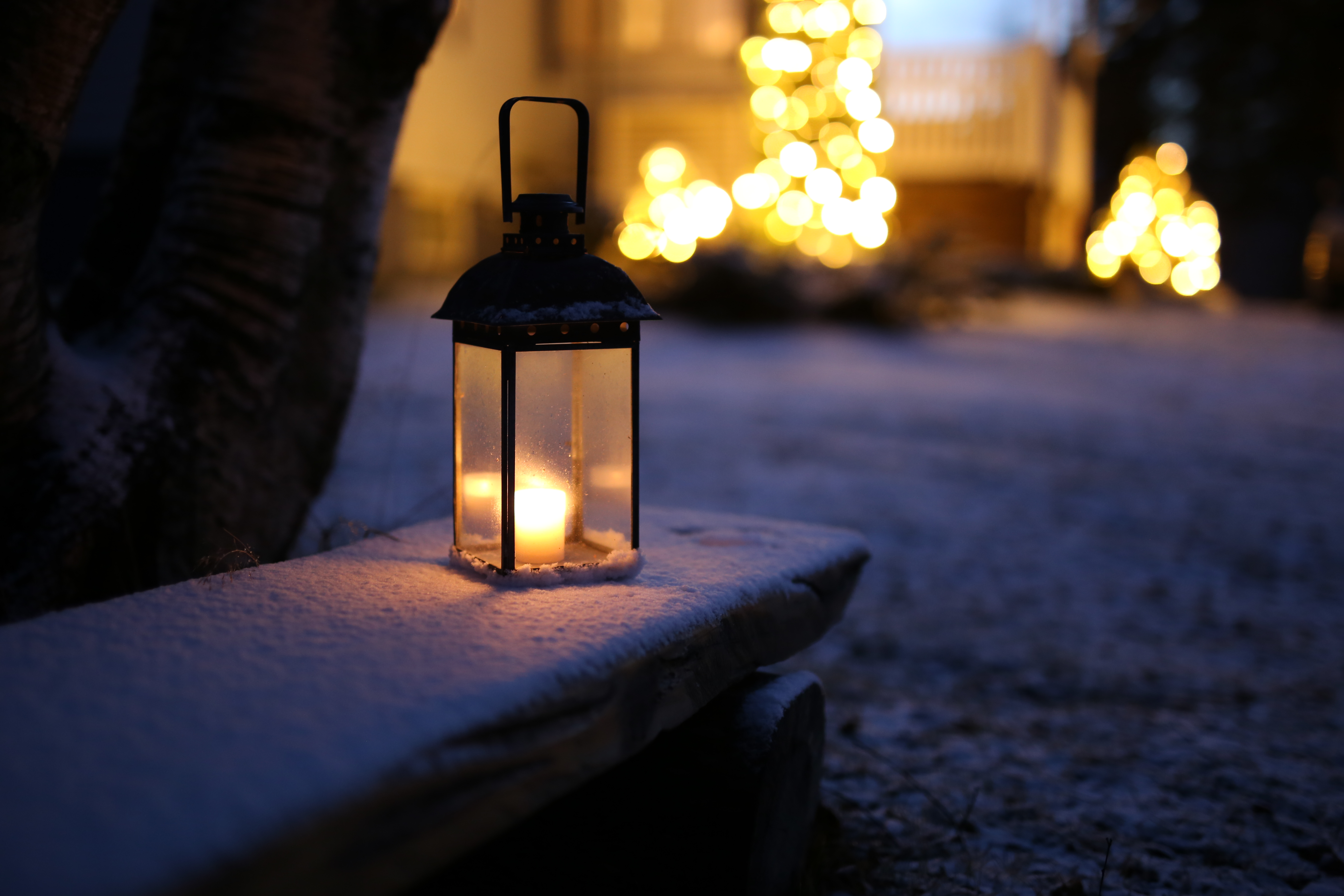 Lyhtykynttilä lumisessa maisemassa.