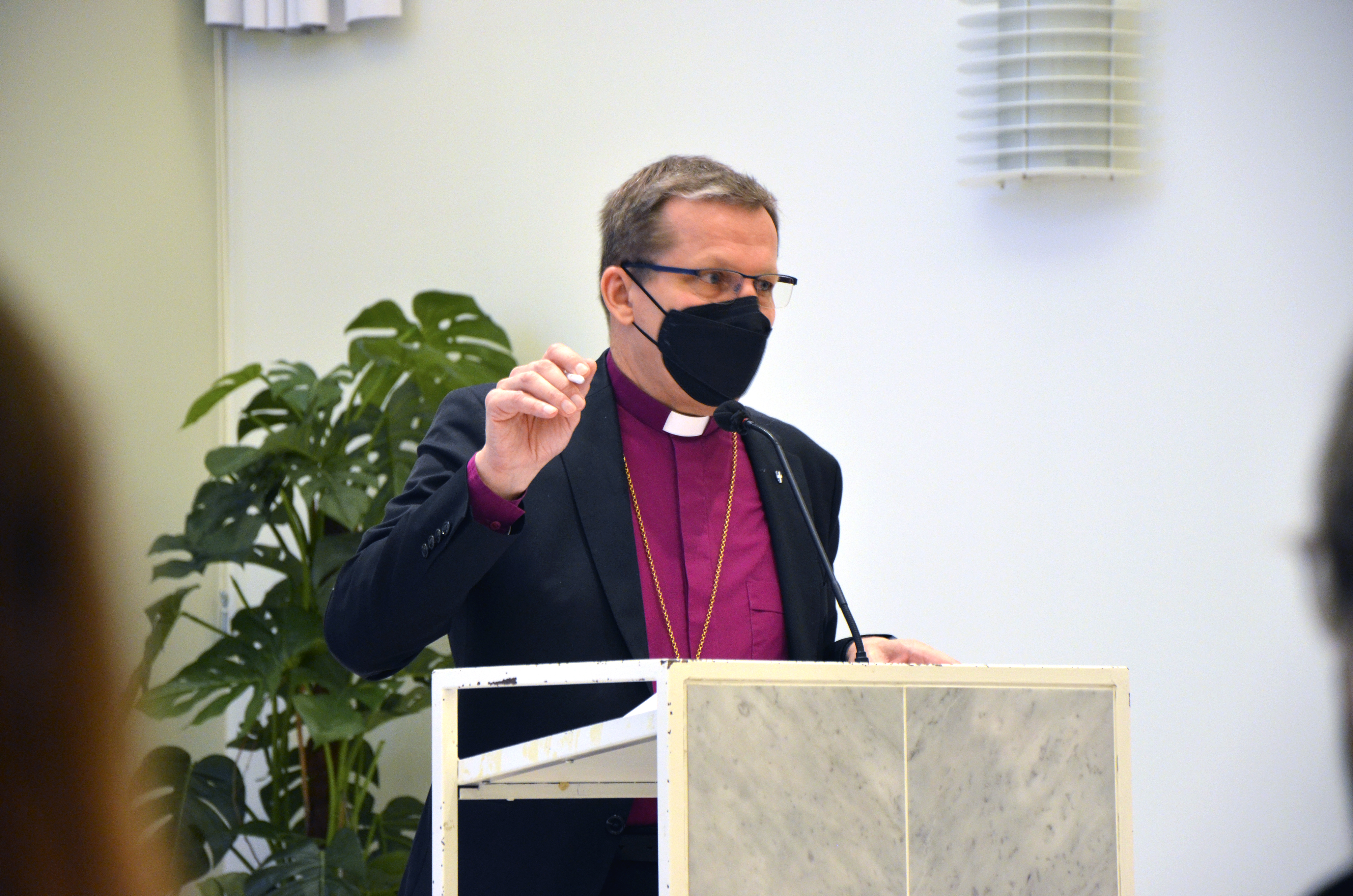 Oulun hiippakunnan piispa Jukka Keskitalo puhuu Kokkolan seurakuntayhtymän henkilöstölle.