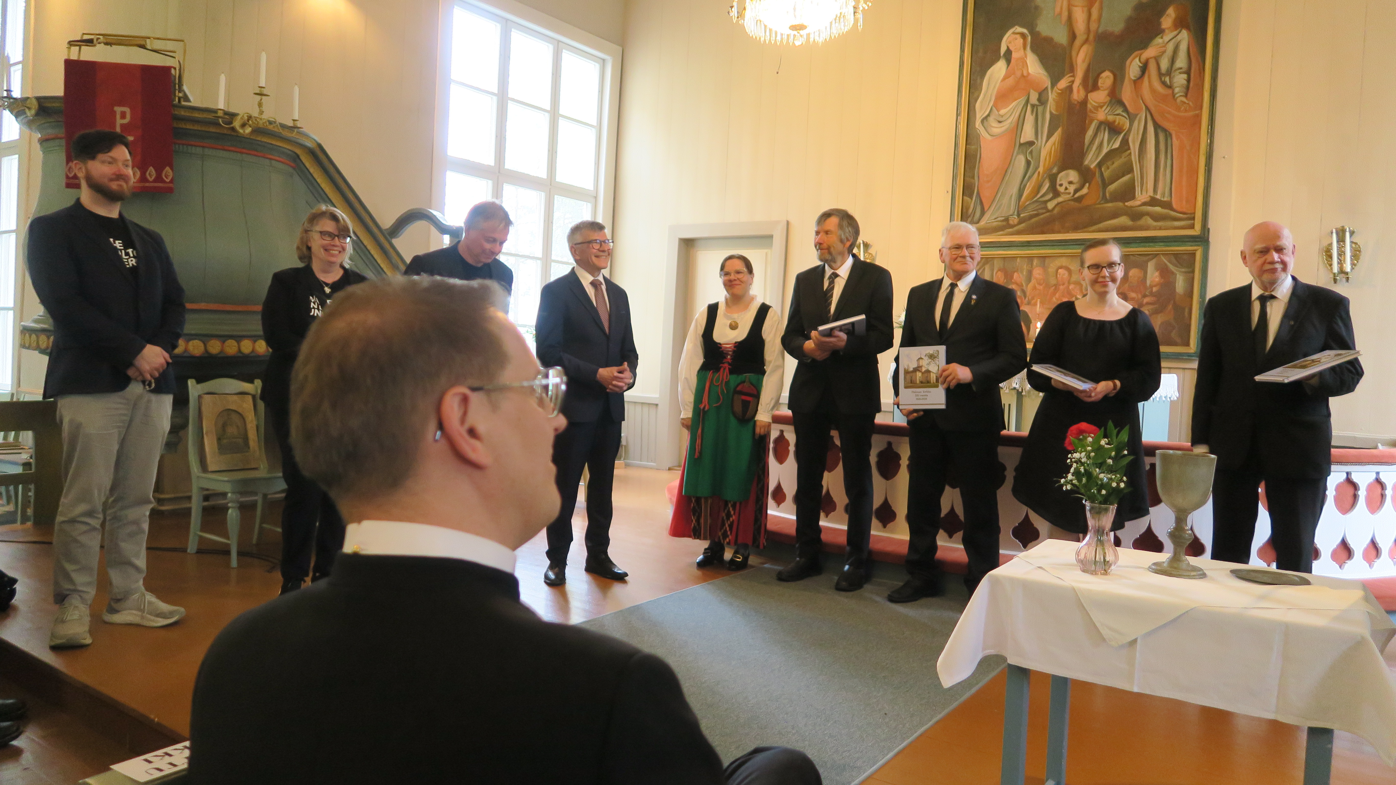 Juhlatilaisuus kirkossa.