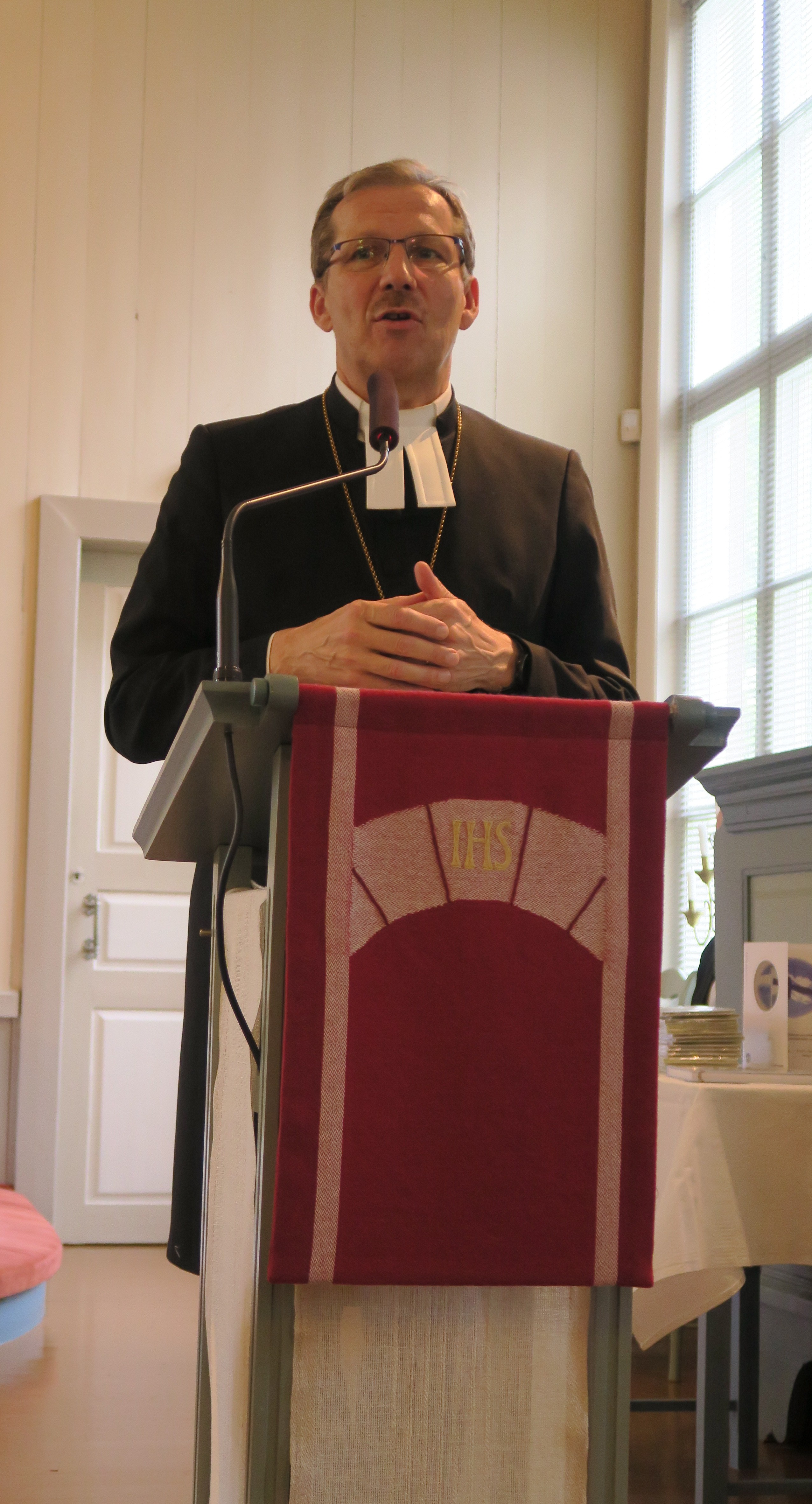 Piispa Jukka Keskitalo.
